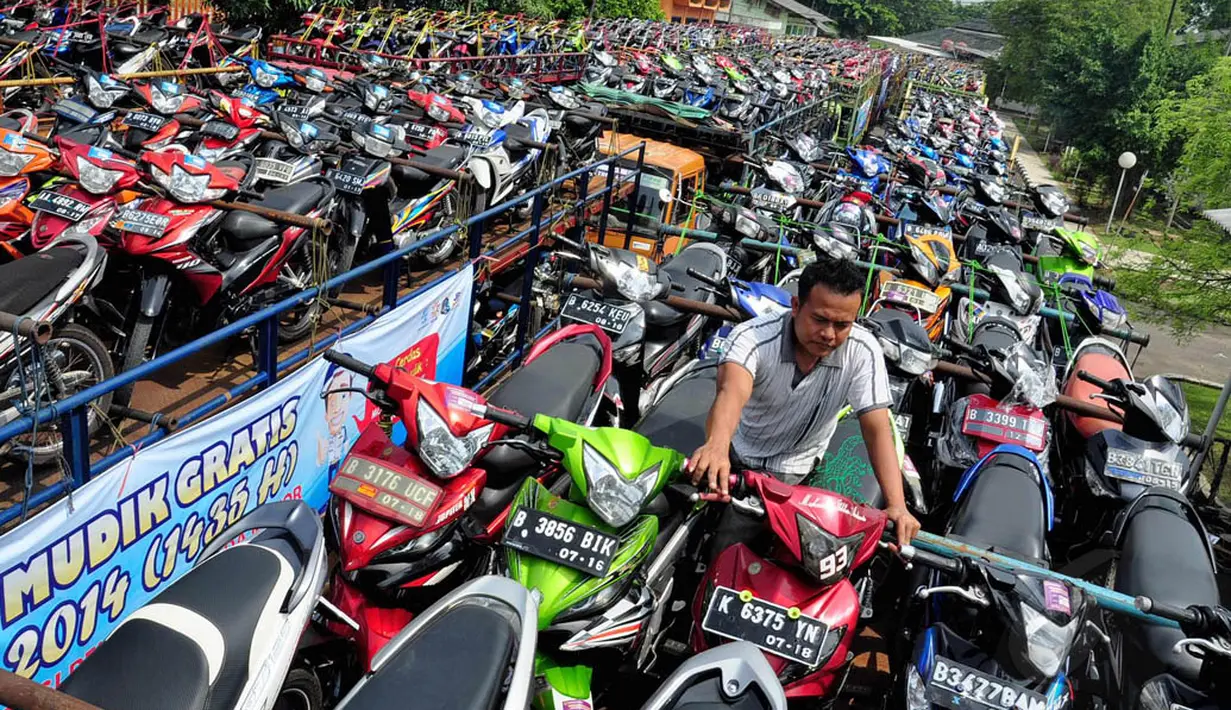 Petugas menata motor milik para peserta mudik gratis dari Kemenhub di Lapangan Gudang Bulog, Jakarta, Rabu (23/7/14). (Liputan6.com/Faizal Fanani)
