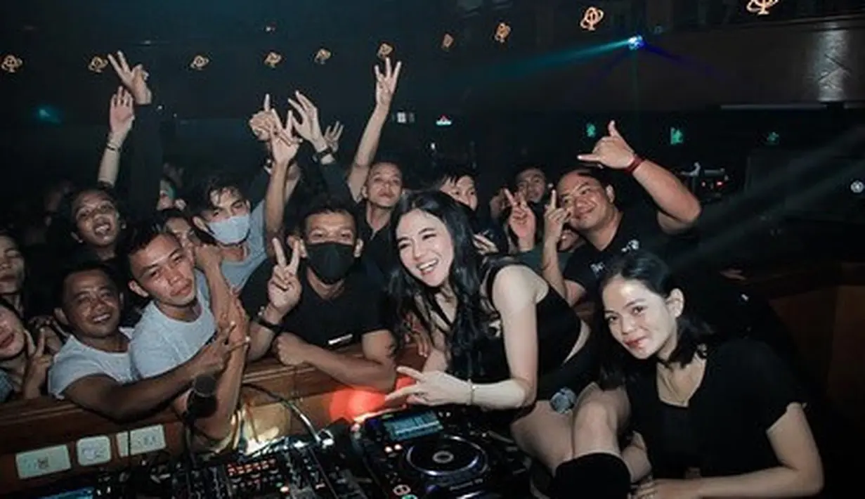 Putri Una merasakan energi yang luar biasa dari para pengunjung saat tampil di Jambi. (Foto: Instagram/@putriuna)