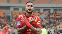 Penyerang andalan Persija Jakarta, Maxwell Souza melakukan selebrasi usai mencetak gol penentu kemenangan atas PSM Makassar pada pekan ke-22 BRI Super League 2025/2026 yang digelar di Jakarta International Stadium, Jumat (20/2) malam WIB. (Bola.com/Abdul Aziz)
