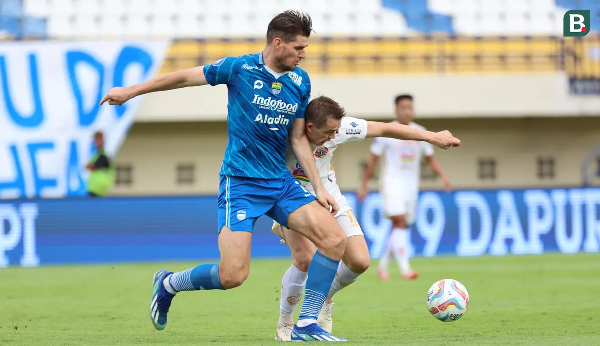 Pemain Persib Bandung, Nick Kuipers, berebut bola dengan pemain Persija Jakarta, Maciej Gajos, pada laga pekan ke-28 Liga 1 2023/2024 di Stadion Si Jalak Harupat, Bandung, Sabtu (9/3/2024). (Bola.com/M Iqbal Ichsan)