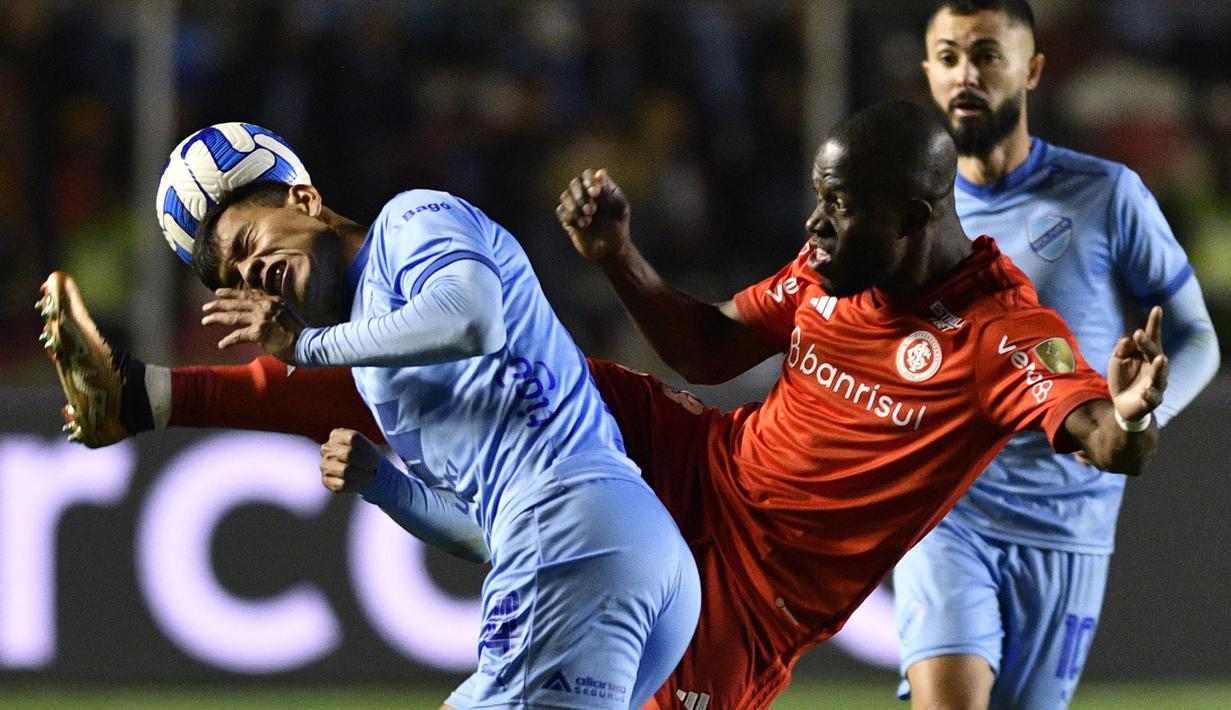 Enner Valencia (kanan) yang pada awal musim 2023/2024 bergabung dengan klub Serie A Liga Brasil, Internacional, tercatat pernah membela dua klub di Premier League. West Ham menjadi klub pertamanya di Premier League yang dibelanya mulai 2014/2015 hingga awal musim 2016/2017. West Ham lantas meminjamkannya ke Everton hingga akhir musim 2016/2017. (AFP/Aizar Raldes)