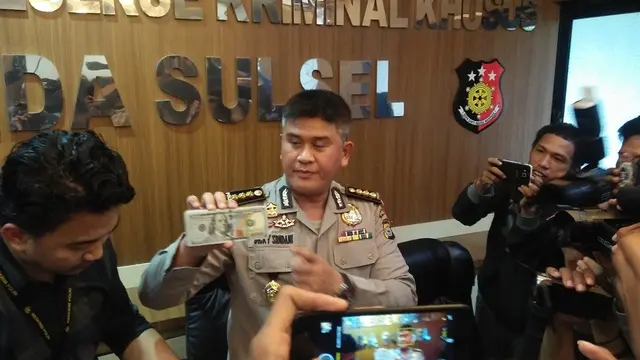 Barang bukti uang dollar diamankan dari Balaikota Makassar (Liputan6.com/ Eka Hakim)