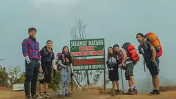Baru-baru ini Dinda Kirana pun mendaki Gunung Prau yang ada di Wonosobo, Jawa Tengah. Ia pun naik gunung tersebut bersama dengan kelima temannya. Semuanya pun bisa mencapai puncak Gunung Prau setinggi 2.590 MDPL. (Liputan6.com/IG/@dindakirana.s)