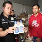 Polisi menunjukan barang bukti kasus pengubahan tanggal makanan kedaluwarsa (Dok. Polres Jakarta Barat)