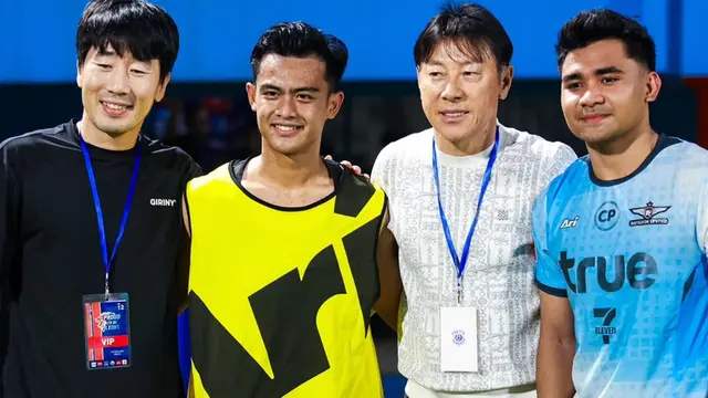 Potret Shin Tae-yong Nonton Laga Arhan Vs Asnawi di Bangkok, Berujung Foto Bareng