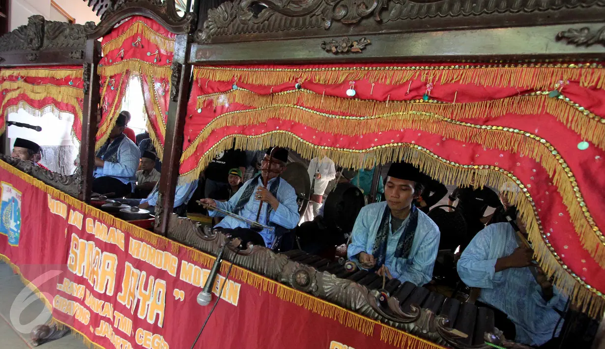 Sejumlah pemain musik ikut ambil bagian dalam kesenian gambang kromong di pusat budaya Setu Babakan, Depok, Senin (20/7/2015). Kesenian Betawi merupakan salah satu alternatif hiburan warga mengisi libur Lebaran. (Liputan6.com/Helmi Afandi)