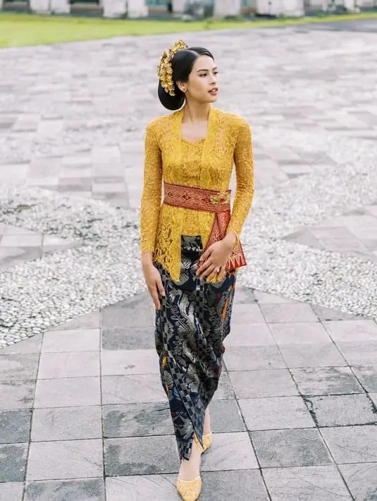 Melalui unggahannya diketahui bahwa kebaya dikenakannya, dirancang langsung oleh desainer ternama Indonesia, Didiet Maulana. @didietmaulana/@maudyayunda.