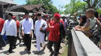 Setelahnya, Jokowi melakukan sholat Jumat di Masjid Agung Banten Lama (Liputan6.com/Herman Zakharia)