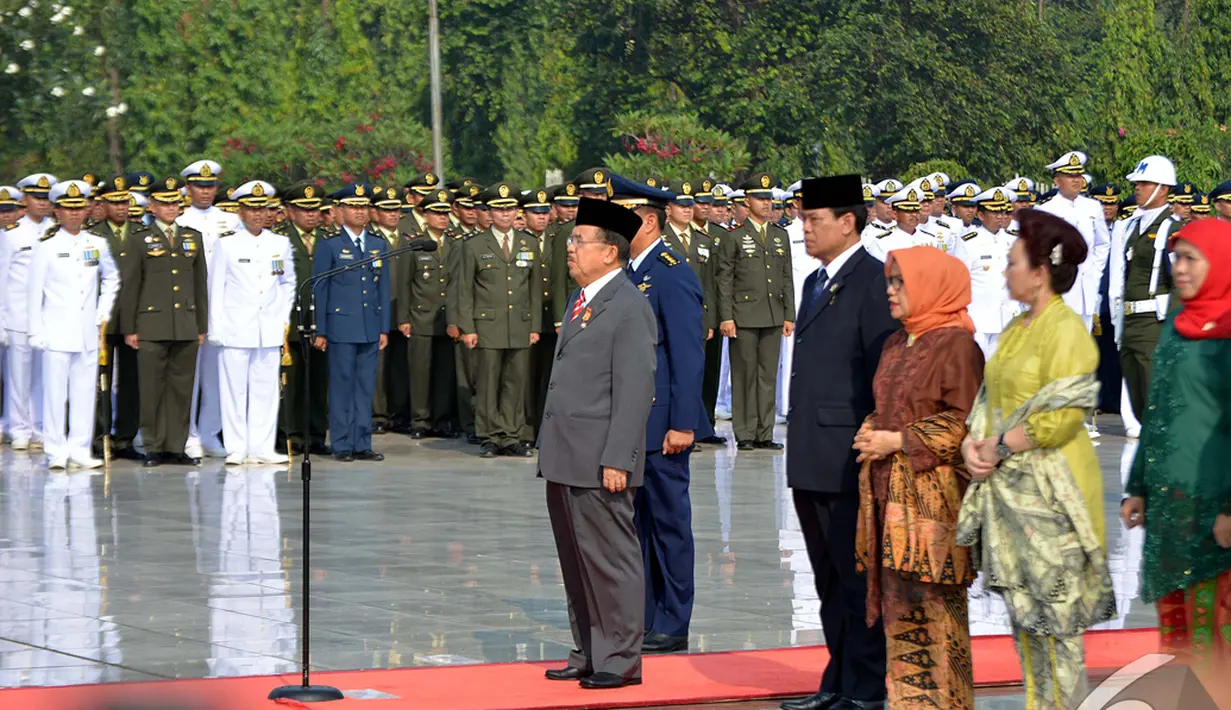 Wakil Presiden Jusuf Kalla memimpin upacara peringatan Hari Pahlawan Nasional di Taman Makam Pahlawan Kalibata, Jakarta, Senin (10/11/2014)(Liputan6.com/Johan Tallo)