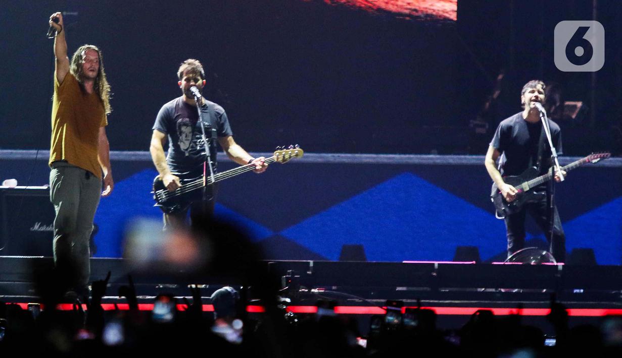 Saosin langsung menghajar para penggemarnya dengan deretan hits mereka, seperti Sleepers, Lost Symphonies, Bury Your Head, Translating the Name, hingga Collapse. (Liputan6.com/Herman Zakharia)