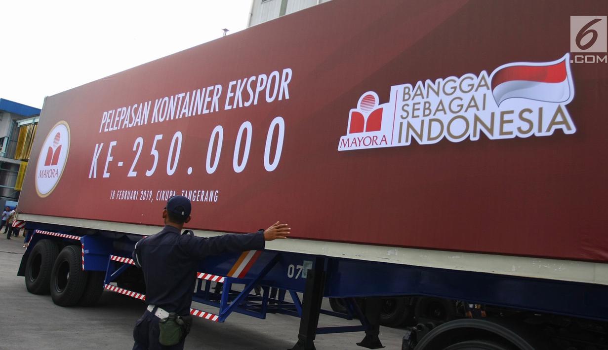 Petugas mengatur kontainer Ekspor Mayora ke-250.000 ke Filipina di pabrik Mayora di Cikupa Tangerang, Senin (18/2). Mayora Indah yang berdiri sejak 1977 bergerak di bidang consumer goods yang merambah pasar global. (Liputan6.com/HO/Bal)