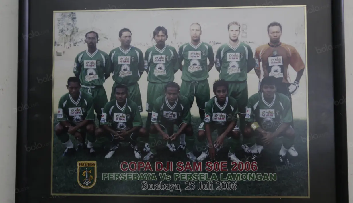 Foto Tim Persebaya Surabaya pada tahun 2016  terpampang pada salah satu ruangan di Wisma Persebaya Karanggayam, Surabaya, Jumat(10/6/2016). (Bola.com/Nicklas Hanoatubun)