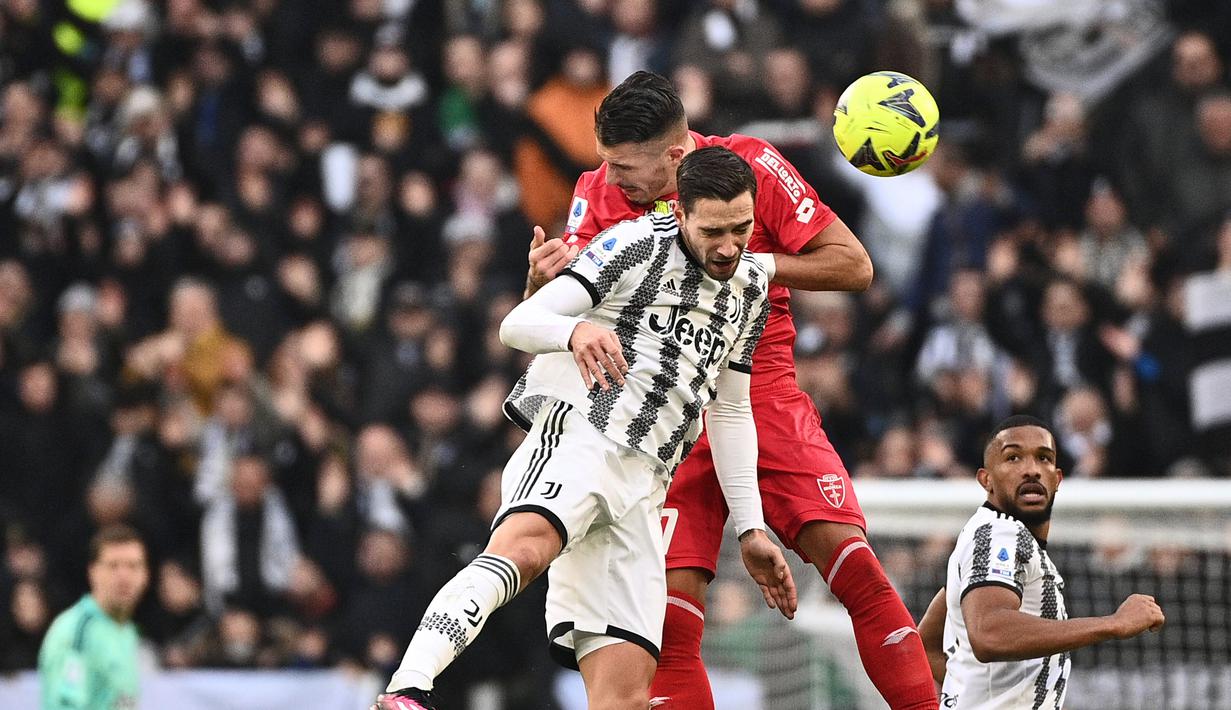 Kemenangan ini membuat Monza menyalip Juventus di klasemen sementara. Monza berada di peringkat ke-11 dengan 25 poin, sedangkan Juventus turun ke posisi 13 dengan torehan 23 poin. (AP via LaPresse/Marco Alpozzi)