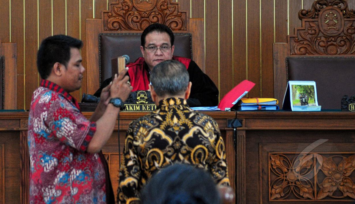 Mantan Hakim Agung, Yahya Harahap diambil sumpahnya sebelum menjadi saksi pada sidang praperadilan  mantan Menteri ESDM, Jero Wacik terhadap KPK di Pengadilan Negeri Jakarta Selatan, Jumat (24/4/2015). (Liputan6.com/Yoppy Renato) 