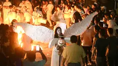 Sejumlah peserta mengenakan kostum hantu menggelar pawai dalam parade La Calabiuza di Tonacatepeque, El Salvador (1/11). Parade tersebut untuk memperingati Hari Orang Mati. (AFP Photo/Marvin Recinos)