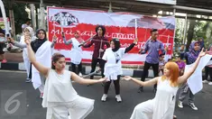 Sejumlah orang yang tergabung dalam relawan Kawan8 dan Mahasiswa IKJ yang menggelar flashmob di Jalan Jenderal Sudirman, Jakarta, Minggu (5/3). Acara tersebut diwarnai aksi teatrikal. (Liputan6.com/Helmi Afandi)