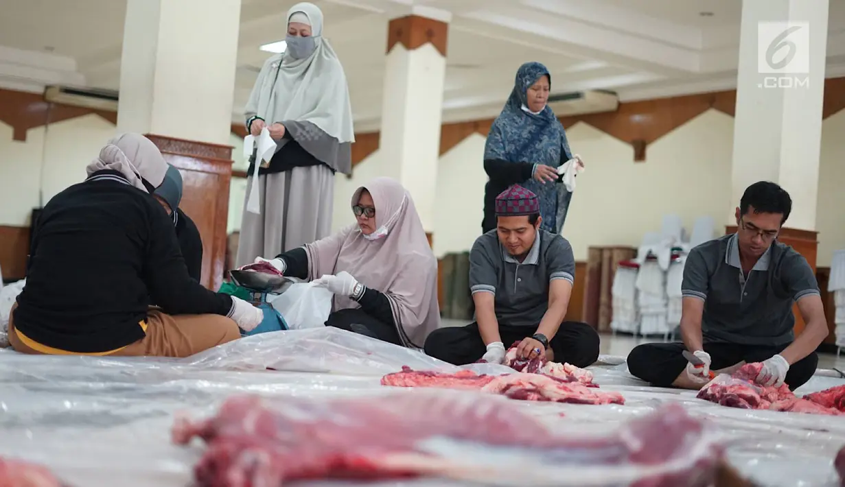 Sejumlah panitia memotong dan memilah daging hewan kurban pada Idul Adha 1440 H di halaman Masjid Sunda Kelapa, Jakarta, Minggu (11/8/2019). Setiap tahun, Masjid Sunda Kelapa rutin melakukan penyembelihan hewan kurban yang berasal dari masyarakat. (Liputan6.com/Immanuel Antonius)