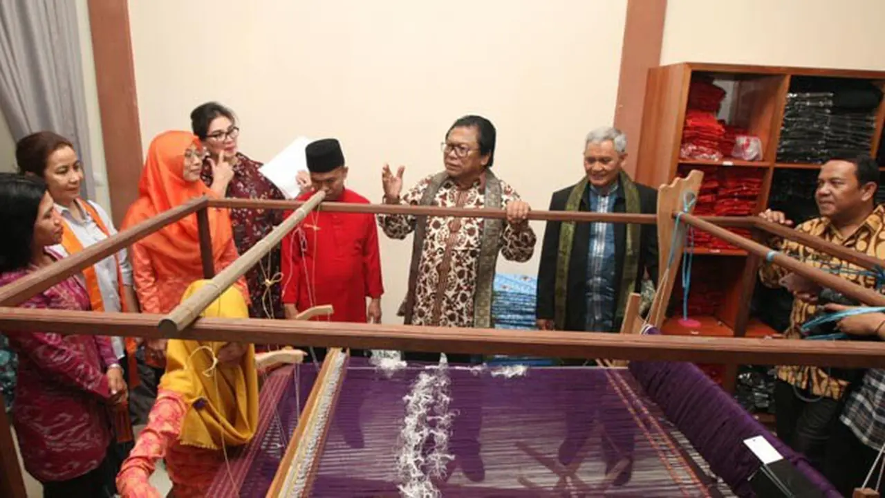 Oesman Sapta Minta Kain Tenun Sambas Dipopulerkan