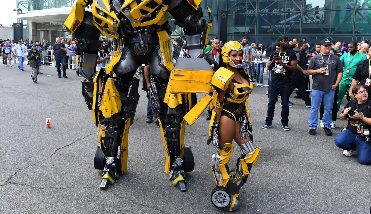Karakter Bumblebee dalam film Transformers mengikuti New York Comic Con 2017 di Jacob Javits Center (7/10). Acara ini dimeriahkan oleh para cosplayer yang mengenakan aneka kostum. (AFP Photo/Timothy A. Clary)