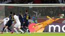 Penyerang Paris Saint-Germain, Angel Di Maria, mencetak gol ke gawang Real Madrid pada laga Liga Champions di Stadion Parc des Princes, Rabu (18/9/2019). PSG menang 3-0 atas Real Madrid. (AP/Francois Mori)