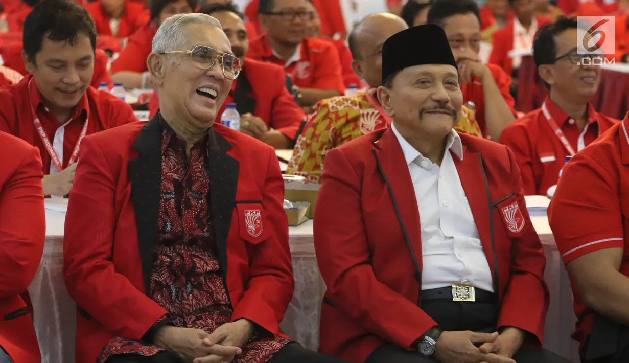 Ketua Dewan Penasihat Partai Keadilan dan Persatuan Indonesia (PKPI) Try Sutrisno (kiri)  dan Ketua Umum PKPI Hendropriyono (kanan) saat menghadiri Kongres Luar Biasa PKPI di Jakarta, Minggu (13/5). (Liputan6.com/Arya Manggala)