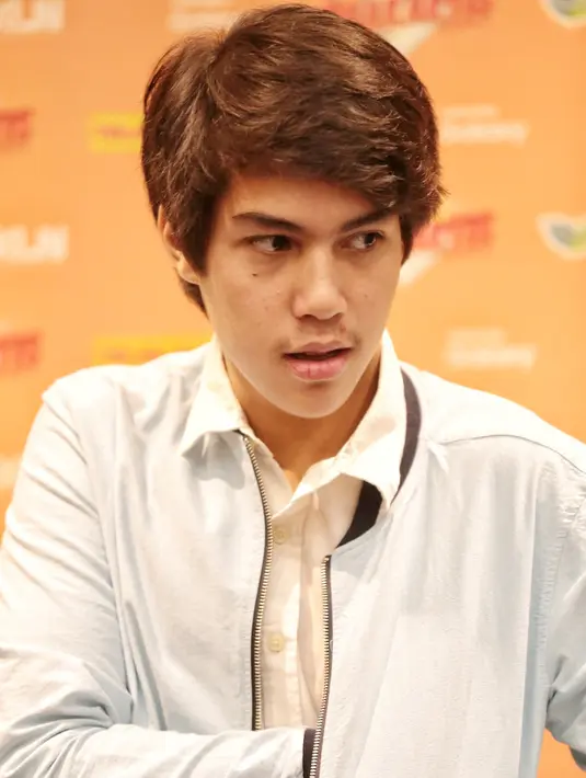 "Bunda belum kabarin, 'aku udah mau nikah', belum ada omongan. Curhat ya minta restu lah, tapi itu sudah lama. Bilang, 'boleh nggak bunda nikah lagi?', aku bilang, 'boleh' tapi itu udah lama, dua sampai tiga tahun lalu," ungkap El Rumi.