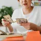 Tanpa disadari, pengeluaran kecil yang dilakukan berulang kali bisa membuat saldo semakin menipis sebelum akhir bulan. (Foto/Dok: Pexels)