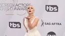 Lady Gaga menyapa penggemar saat berpose menghadiri acara 25th Screen Actors Guild Awards di Los Angeles, California, AS (28/1). Lady Gaga tampil anggun menggenakan gaun putih dengan belahan hingga paha kreasi Dior Haute Couture. (AP Photo/Jordan Strauss)