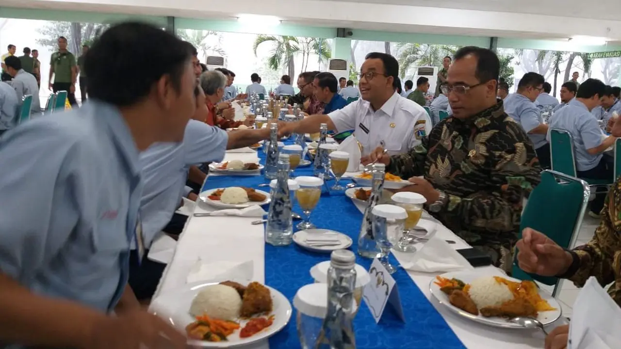 Presiden Jokowi dan rombongan menteri serta Gubernur DKI Jakarta Anies Baswedan makan bersama ratusan pegawai Yamaha. (Intan/Merdeka.com)