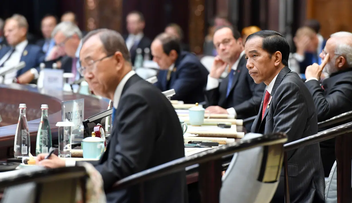 Presiden RI Joko Widodo mendengarkan pidato saat menghadiri upacara pembukaan KTT G20 di Hangzhou, Tiongkok, (4/9). Jokowi akan menjadi pembicara utama sesi 2 dalam Konferensi Tingkat Tinggi (KTT) G20. (Setpres/Bey Machmudin)