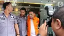 Sutradara Amir Mirza Gumay (kanan) saat dihadirkan dalam rilis kasus narkoba yang menjeratnya di Polda Metro Jaya, Jakarta, Kamis (17/10). Polisi menangkap Amir Mirza Gumay bersama dua orang lainnya. (Liputan6.com/Herman Zakharia)