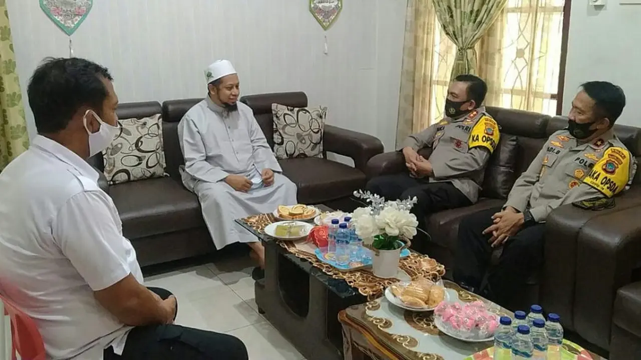 Kapolda Sulut Irjen Pol RZ Panca Putra mengunjungi tokoh agama di Sulut membahas tentang toleransi dan kerukunan antar umat beragama.