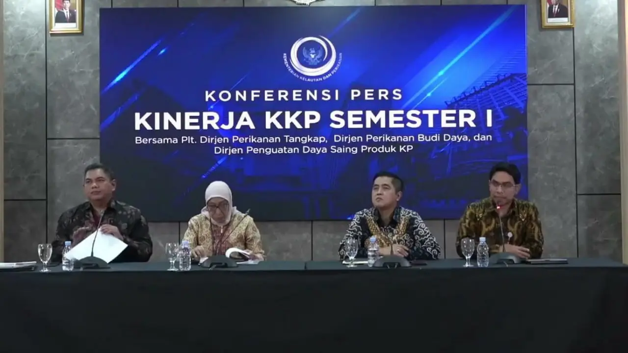 Direktur Kapal Perikanan dan alat penangkapan Ikan Kementerian Perikanan dan Kelautan (KKP) Mochamad Idnillah, dalam konferensi pers Capaian Kinerja KKP Semester I-2024, di Kantor KKP, Jakarta, Jumat (26/7/2024). (Tira/Liputan6.com)
