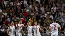 Selebrasi gol Serbia yang dicetak Dusan Tadic pada laga kedua kualifikasi Piala Eropa 2020 yang berlangsung di Stadion Da Luz, Lisbon, Senin (27/3). Portugal raih hasil imbang 1-1 kontra Serbia. (AFP/Patricia de Melo)