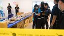 Petugas memperlihatkan gading yang berhasil disita di di bandara Bangkok, Selasa (7/3). Thailand telah menyita lebih dari 300 kilogram gading dari Malawi pada penerbangan ke bandara utama ke Bangkok. (AFP PHOTO / Roberto SCHMIDT)