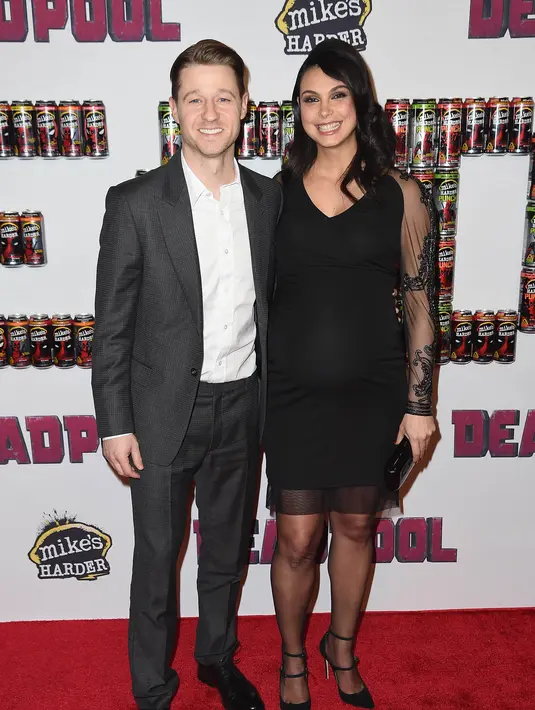 Kekasih Benjamin McKenzie ini menata rambutnya secara simpel, rambut ikalnya dibiarkan jatuh melewati bahunya. Sementara aktor ‘Some Kind of Beautiful’ tampil sederhana dalam jas abu-abu serta celana panjang. (AFP/Bintang.com)