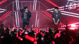 Kelompok penyanyi pria asal Korea Selatan, iKON saat tampil di panggung JISPHORIA yang digelar di Jakarta International Stadium (JIS), Sabtu (1/10/2022). iKON tampil membawakan lagu-lagu hitnya di panggung JISPHORIA. (Liputan6.com/Helmi Fithriansyah)