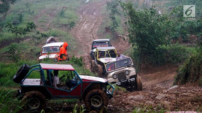 Jeep peserta jurnalis 4x4 melintasi lumpur selama Fastron Weekend Drive- Dasa Warsa Jurnalis 4X4 di Depes Offroad Track, Desa Pelangi, Sentul, Bogor, Jabar (26/11). Kegiatan ini diikuti ratusan peserta dari 13 klub otomotif. (Liputan6.com/HO/Jefta)