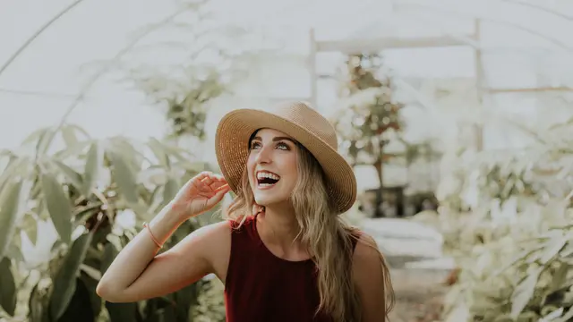 Jarang Disadari, 9 Gestur Tubuh Ini Bikin Perempuan Terlihat Lebih Berkelas