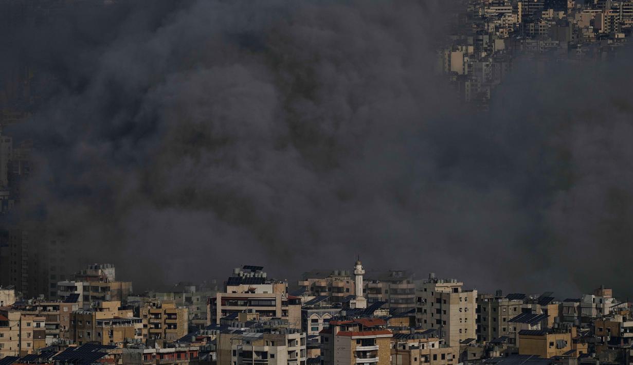 Ledakan dahsyat terdengar di Dahiyeh, disusul kepulan asap hitam dari pinggiran selatan Beirut. Tampak dalam foto, asap mengepul setelah serangan udara Israel di Dahiyeh, pinggiran selatan Beirut, Lebanon, Rabu 4 Maret 2026. (AP Photo/Bilal Hussein)