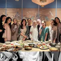 Pulang dari tanah suci, Nia Ramadhani terlihat langsung buka puasa bersama geng Cendolnya. Nampak ia pun tidak mengenakan hijab seperti di tanah suci. Credit: Instagram (@ramadhaniabakrie)