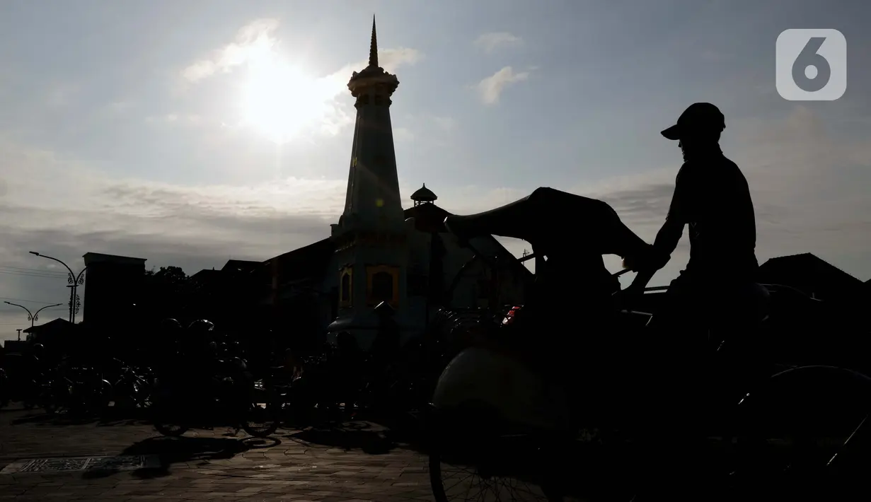 Pengemudi becak melintas di perempatan Tugu Pal Putih Yogyakarta, Sabtu (26/12/2020). Tugu yang dulunya bernama Golong Gilig pernah runtuh akibat gempa bumi pada 10 Juni 1867, kemudian Pemerintah Belanda merenovasi dan merubah bentuk asli tugu itu pada 1889. (Liputan6.com/Helmi Fithriansyah)