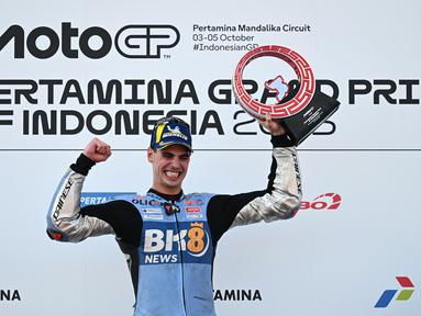 Pembalap MotoGP Spanyol tim BK8 Gresini Racing, Fermin Aldeguer, merayakan kemenangan di podium usai menjuarai balapan MotoGP Indonesia 2025 di Sirkuit Mandalika, Lombok, pada Minggu (5/10/2025). (AFP/Sonny Tumbelaka).