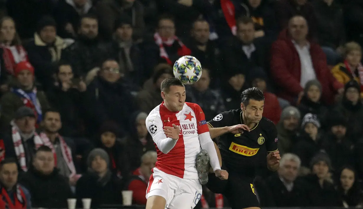 Bek Slavia Praha, Jan Boril  (kiri) berebut bola udara dengan gelandang Inter Milan, Antonio Candreva pada pertandingan Grup F Liga Champions di stadion Sinobo di Praha, Republik Ceko (27/11/2019). Inter Milan menang 3-1 atas Slavia Praha. (AP Photo/Petr David Josek)