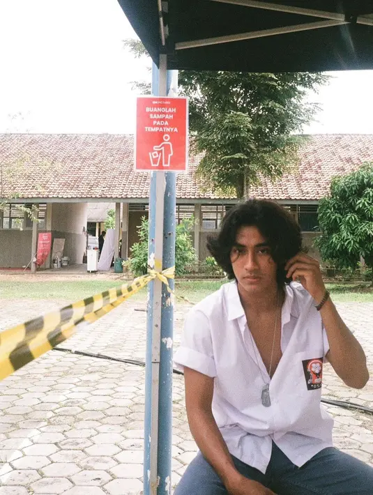 <p>Ditempat terpisah, Umi Pipik melihat penampilan putranya Abidzar mirip dengan almarhum Uje. Tidak hanya suara, tapi juga penapilan, iseng, jahil hingga cara berpakaiannya. Sekedar informasi, Ustaz Jefri Al Buchori alias Uje meninggal dunia pada tahun 2013 silam. Saat itu, usia Abidzar 12 tahun. [Instagram/abidzar73]</p>