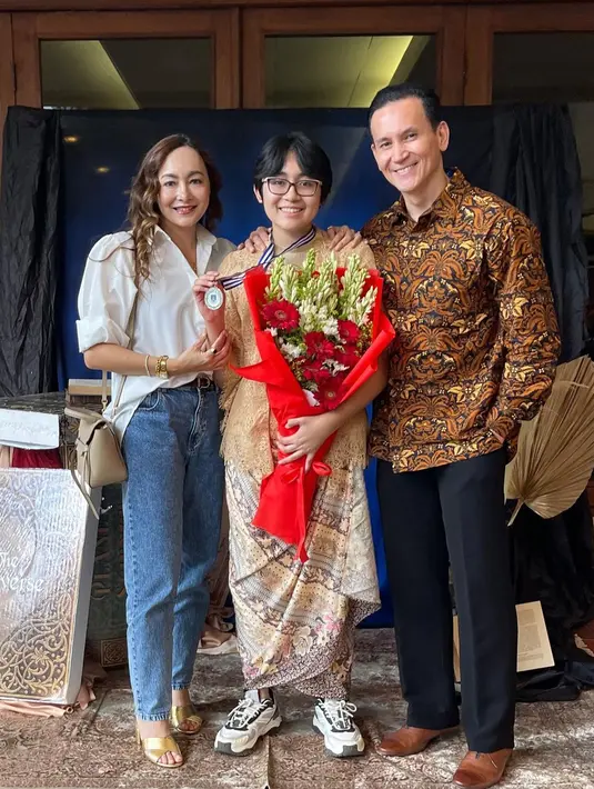 Hadiri wisuda anak pertama yang lulus SMP, Dewi Rezer tampil kasual dengan kemeja dan celana jeans. Sementara Marcellino Lefrandt tampil pakai batik. [Foto: IG/rezerdewi].