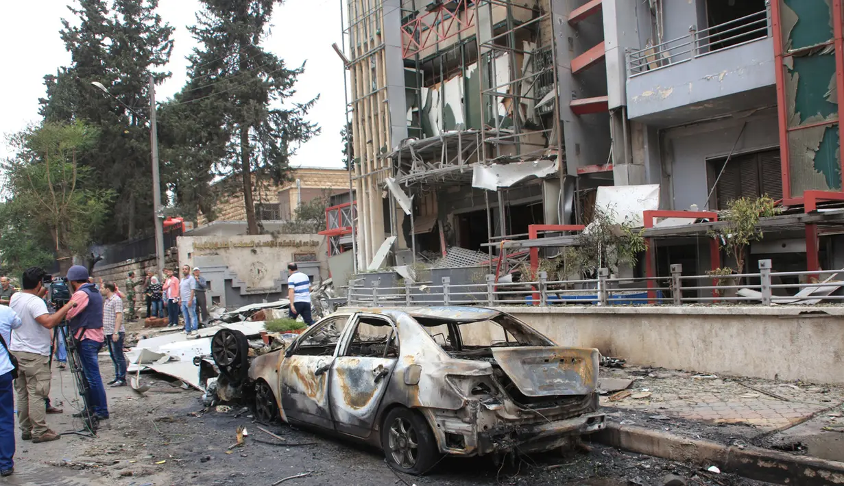 Kerusakan di sekitar rumah Sakit al- Dabit setelah hantaman roket pemberontak di daerah yang dikuasai pemerintah Aleppo, Suriah, Selasa (3/5). Serangan tersebut menewaskan enam warga sipil dan puluhan lainnya luka-luka. (SANA/Handout via REUTERS)
