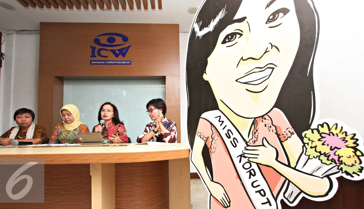 Betty Alisjahbana (kedua kanan) menyampaikan pernyataan di ICW, Jakarta, Senin (12/10/2015).  Komunitas Perempuan Indonesia Antikorupsi meminta Presiden Jokowi menghentikan kasus kriminalisasi terhadap Bambang Widjojanto. (Liputan6.com/Immanuel Antonius)