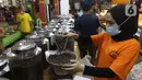 Aktivitas pekerja di salah satu gerai kopi di Jakarta, Jumat (19/11/2021). Data Gabungan Eksportir Kopi Indonesia (Gaeki) mencatat ekspor kopi secara Nasional sepanjang Januari-Juli 2021 mencapai 294.243 ton atau naik 2,63% dibandingkan dengan periode yang sama tahun lalu (Liputan6.com/Angga Yuniar
