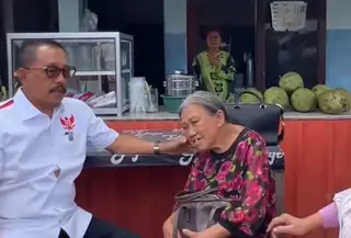 Wakil Wali Kota Surabaya Armuji saat menemui nenek Elina yang rumahnya diratakan dengan tanah tanpa proses hukum. (Liputam6.com/ Dian Kurniawan)